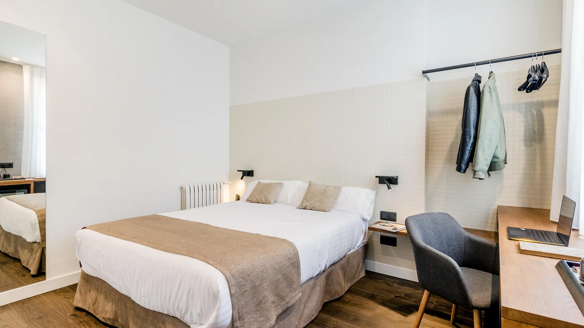 ***  Peninsular Hotel Girona Spain
